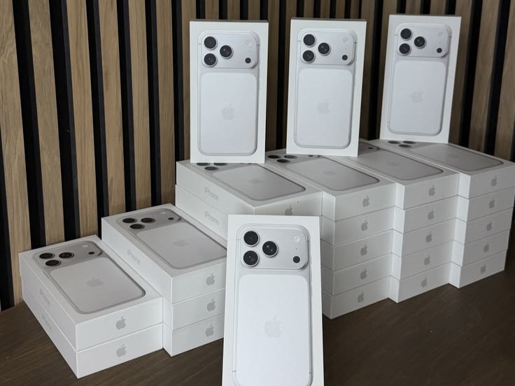 Caixas lacradas de iPhone 17 Pro Max empilhadas em estoque de atacado